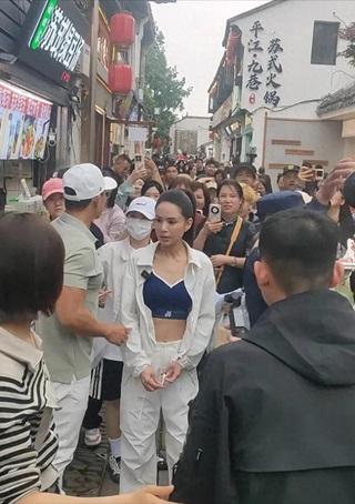 "Tiểu Long Nữ" Lý Nhược Đồng khoe vòng eo đáng mơ ước ở tuổi 59 - 5
