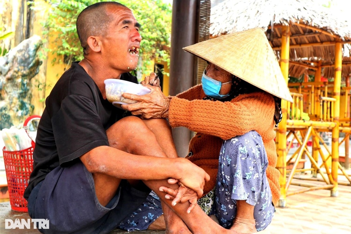 Người mẹ hơn 50 năm gọi Tùng ơi, ăn cơm khắp phố cổ Hội An - 2 Người mẹ hơn 50 năm gọi Tùng ơi, ăn cơm khắp phố cổ Hội An - 2