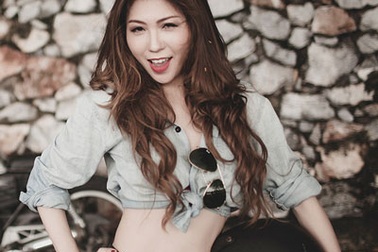 Thủy Đặng lột xác với MV “độc thân quyến rũ”