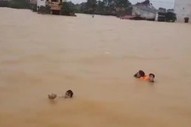 Cứu 4 người bị lật thuyền, chới với giữa dòng lũ