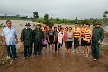 Bộ đội biên phòng giải cứu 6 người bị lũ cô lập