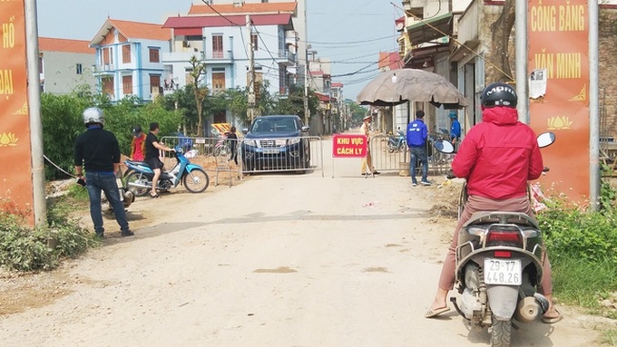 Bệnh nhân 266 nhiễm COVID-19 ở Hà Nội: Phong tỏa các cửa ngõ, người dân nhờ tiếp thực phẩm qua hàng rào - Ảnh 7. Bệnh nhân 266 nhiễm COVID-19 ở Hà Nội: Phong tỏa các cửa ngõ, người dân nhờ tiếp thực phẩm qua hàng rào - Ảnh 7.