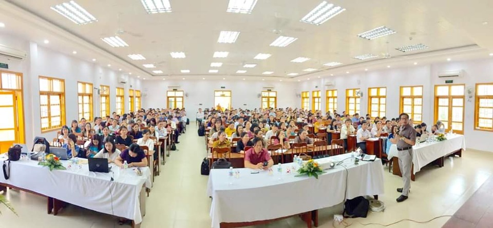 Giảng viên “truyền lửa” kiến thức cho giáo viên - 1 Giảng viên “truyền lửa” kiến thức cho giáo viên - 1