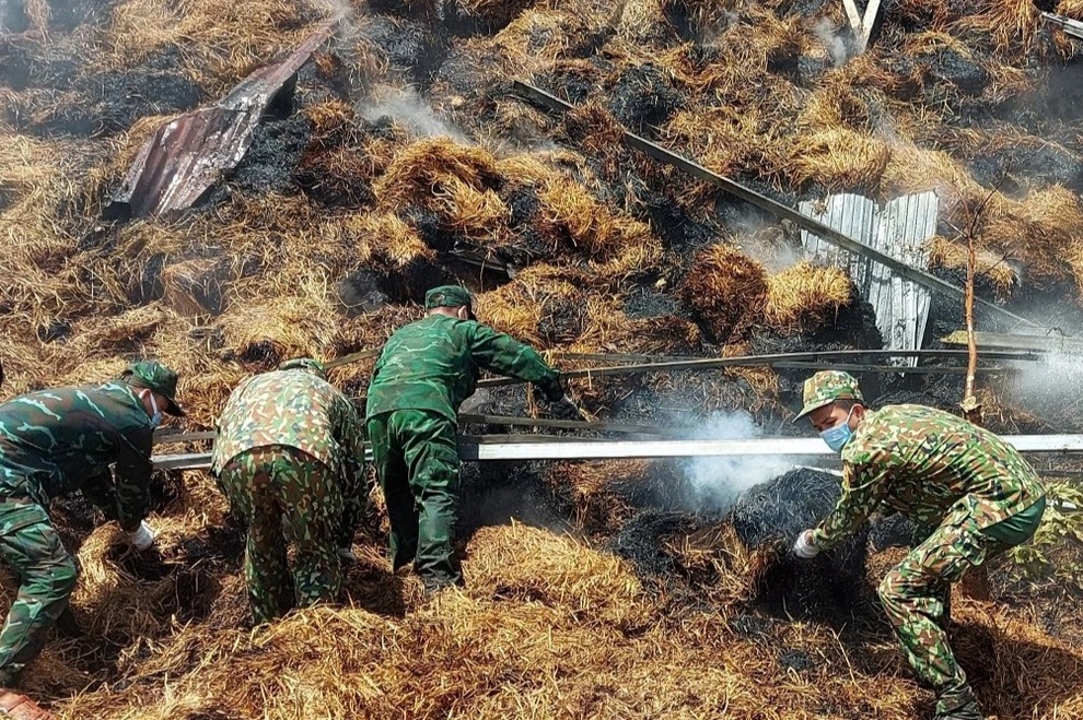 Hàn khung nhà kho gây cháy, 8.000 cuộn rơm hóa thành tro - 3 Hàn khung nhà kho gây cháy, 8.000 cuộn rơm hóa thành tro - 3