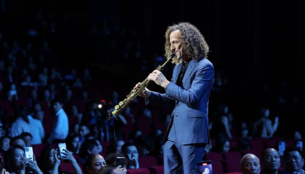 Kenny G nói tiếng Việt, U70 mê hoặc hơn 4.000 khán giả - 1 Kenny G nói tiếng Việt, U70 mê hoặc hơn 4.000 khán giả - 1