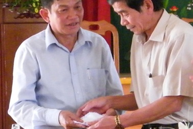 Quà khuyến học đến với xã biên giới Tri Lễ