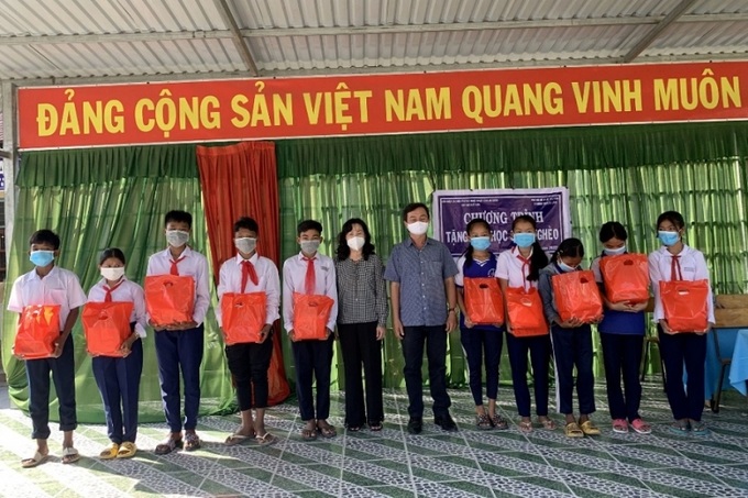 Đoàn công tác của tỉnh tặng 80 phần quà cho học sinh hộ nghèo, học sinh khó khăn Trường THCS Ô Lâm của huyện Tri Tôn, nhằm giúp cho các em có được một cái Tết ấm no, an lành.