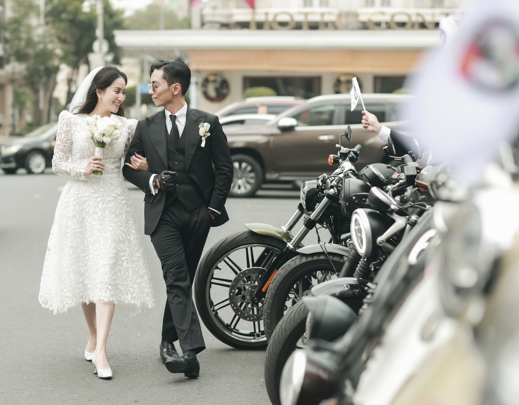 Phan Hiển hôn Khánh Thi say đắm trong lễ rước dâu với dàn mô tô hoành tráng - 6 Phan Hiển hôn Khánh Thi say đắm trong lễ rước dâu với dàn mô tô hoành tráng - 6