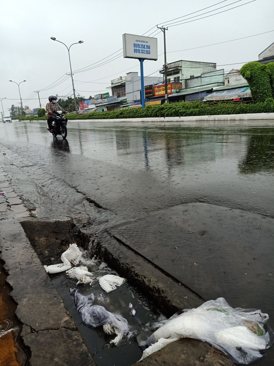 “Mưa vàng” giải nhiệt khắp Miền Tây sau bao ngày nắng hạn - 16 “Mưa vàng” giải nhiệt khắp Miền Tây sau bao ngày nắng hạn - 16