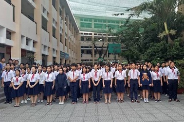 Hàng ngàn học trò nghẹn ngào tiễn biệt thầy hiệu trưởng đột ngột qua đời