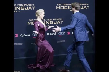 Sao nữ 9x diện váy xẻ ngực quyến rũ ra mắt phim mới