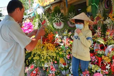 Giới trẻ rủ nhau đi chơi, hoa quà ế ẩm