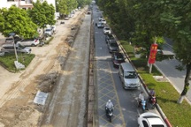 Gấp rút thi công xén vỉa hè, mở rộng đường thường xuyên ùn tắc ở Hà Nội