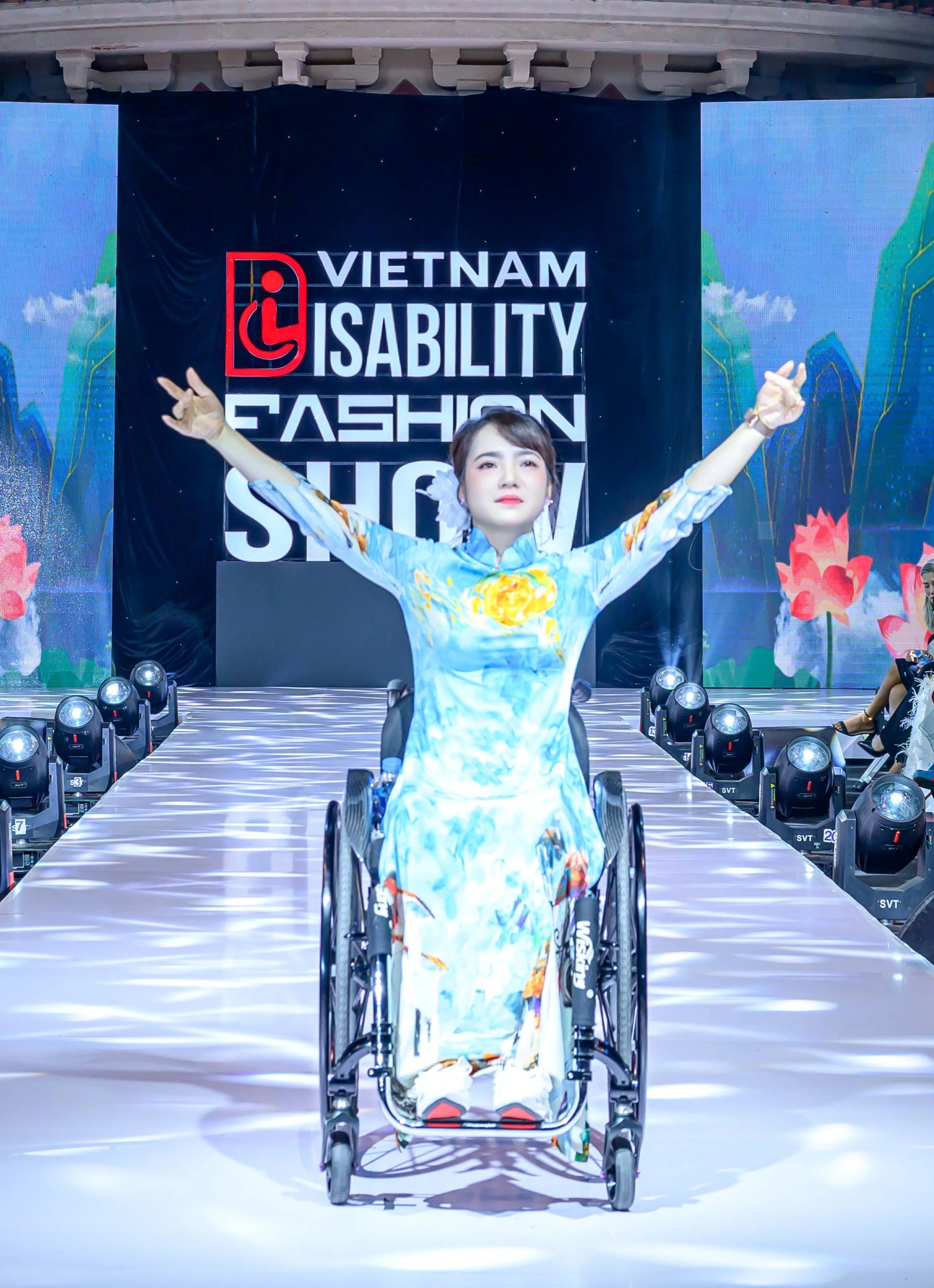 Người mẫu ngồi xe lăn, cặp vợ chồng tí hon tự tin trình diễn thời trang - 1 Người mẫu ngồi xe lăn, cặp vợ chồng tí hon tự tin trình diễn thời trang - 1