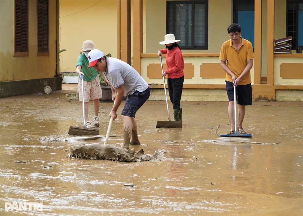 Lời kể của người đàn ông bám cột đèn xuyên đêm trong lũ dữ ở Quảng Bình - 6 Lời kể của người đàn ông bám cột đèn xuyên đêm trong lũ dữ ở Quảng Bình - 6