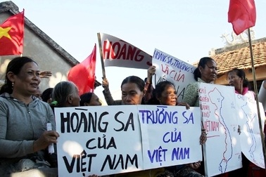 Những người vợ ngư dân giăng biểu ngữ phản đối Trung Quốc