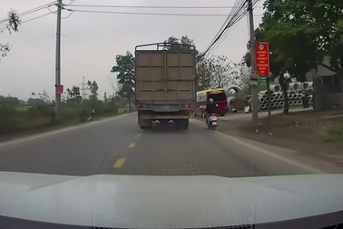 Người đi xe máy suýt trả giá đắt vì giành đường với xe tải