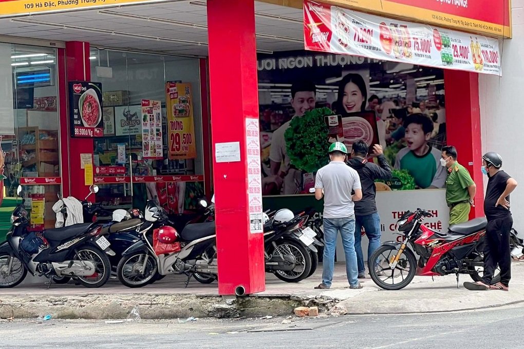 Bắt nghi phạm cướp tiền tại cửa hàng tiện lợi ở TPHCM - 1 Bắt nghi phạm cướp tiền tại cửa hàng tiện lợi ở TPHCM - 1