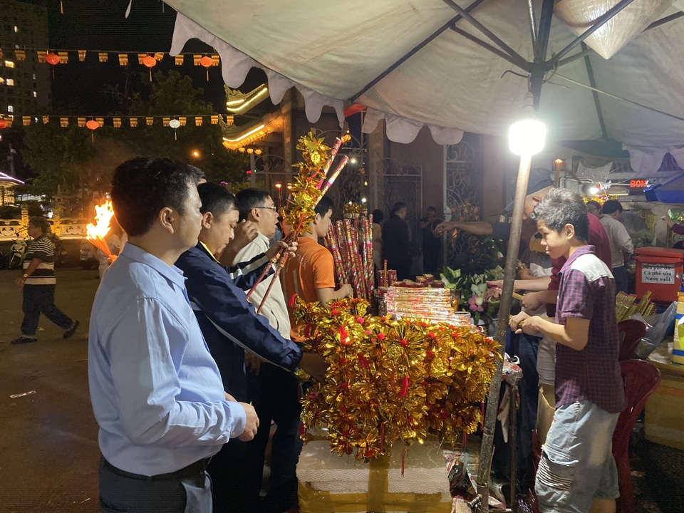 Sau giao thừa, nhiều người đi chùa cầu bình an - 10 Sau giao thừa, nhiều người đi chùa cầu bình an - 10