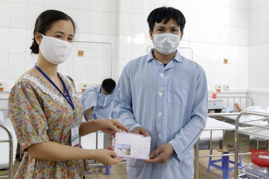 Bệnh nhân từ cõi chết trở về ủng hộ hoàn cảnh khó khăn 35 triệu đồng