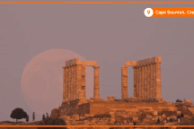 "Siêu trăng máu" hiếm có mọc trên ngôi đền cổ