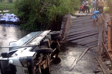 Bất chấp cảnh báo, xe tải cố qua cầu yếu làm sập cầu, rớt sông