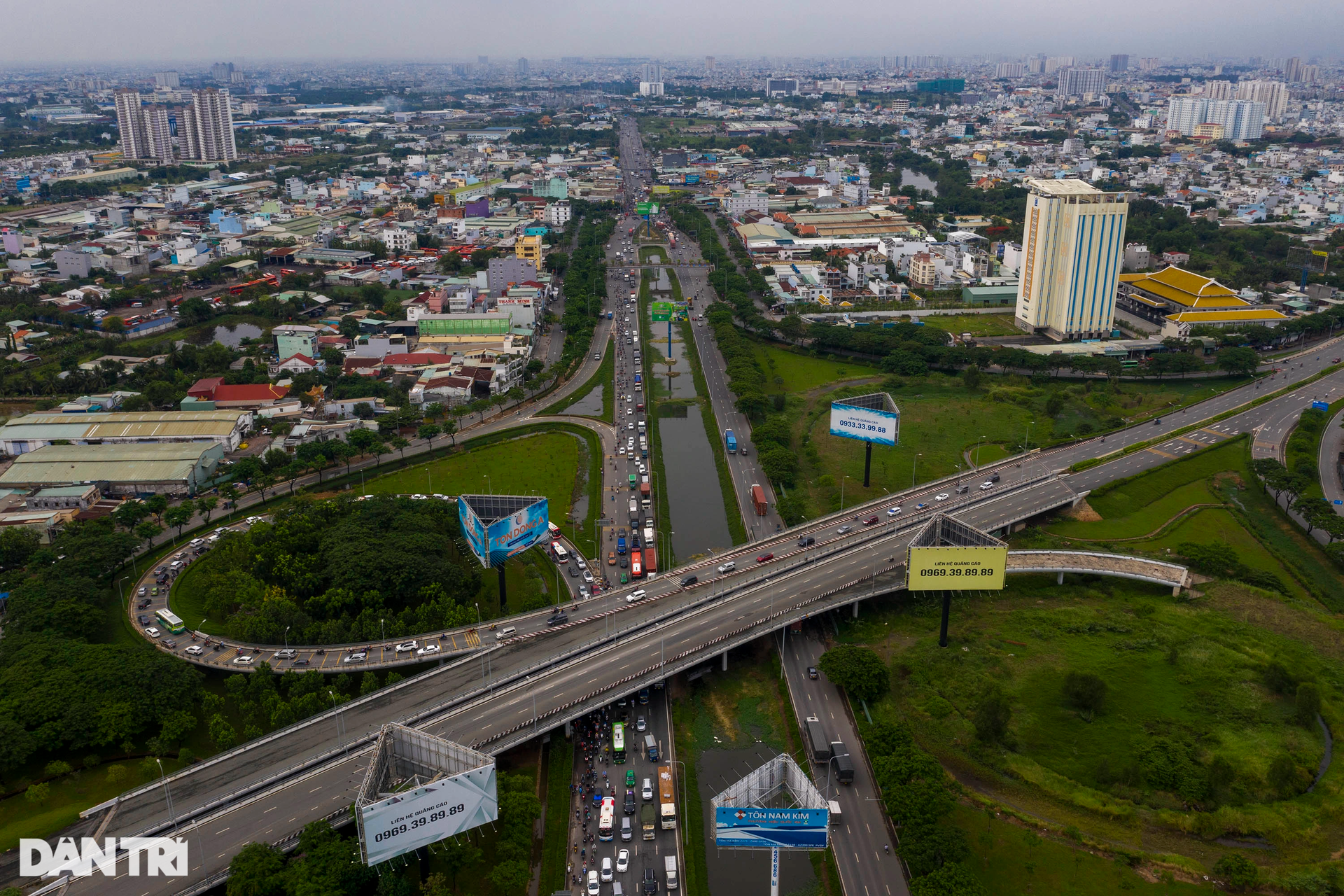 Người dân ùn ùn về quê nghỉ lễ, cửa ngõ phía Tây TPHCM kẹt cứng - 4 Người dân ùn ùn về quê nghỉ lễ, cửa ngõ phía Tây TPHCM kẹt cứng - 4