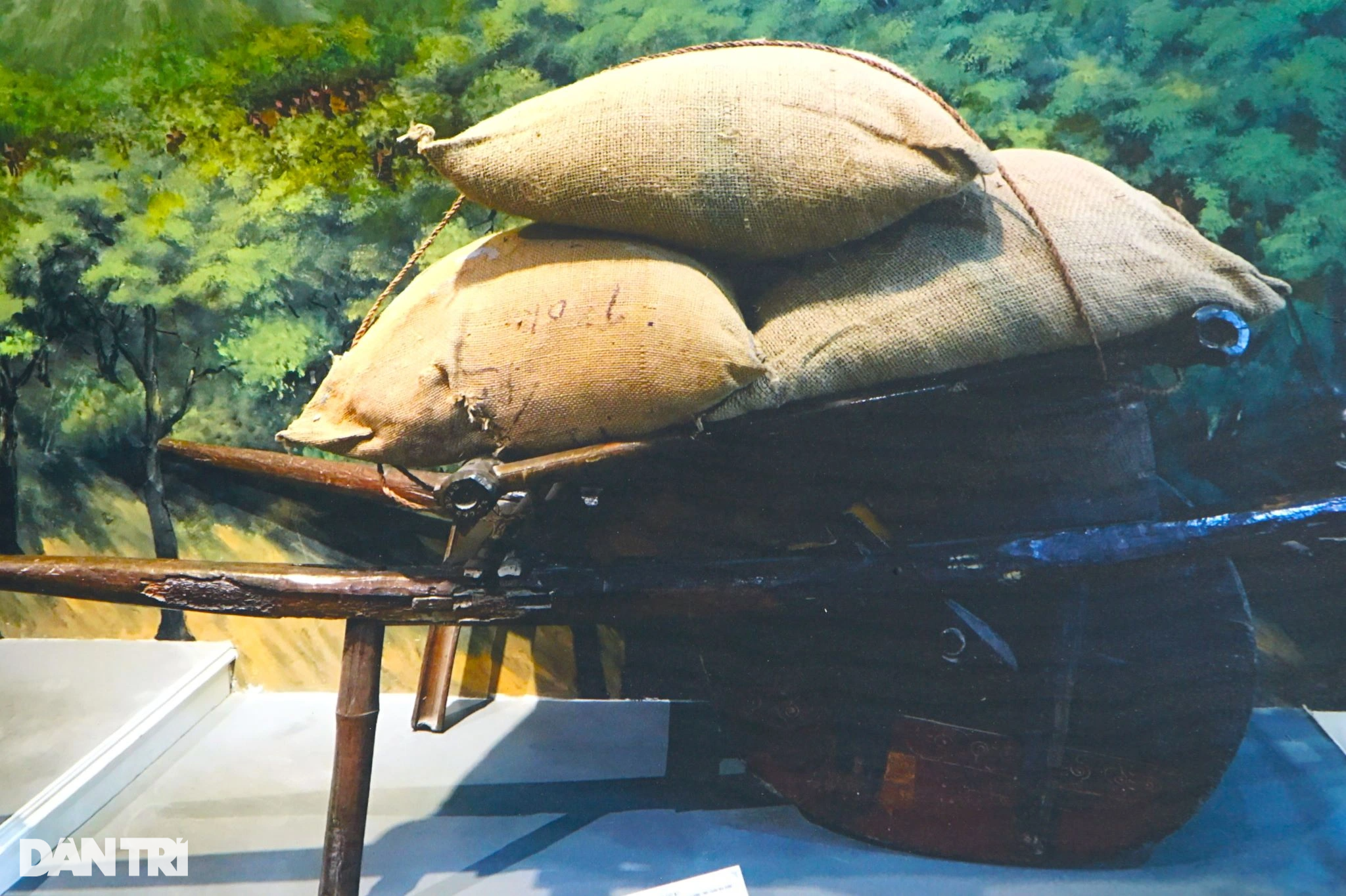 Nông dân dỡ bàn thờ làm xe chở lương thực lên chiến trường Điện Biên Phủ