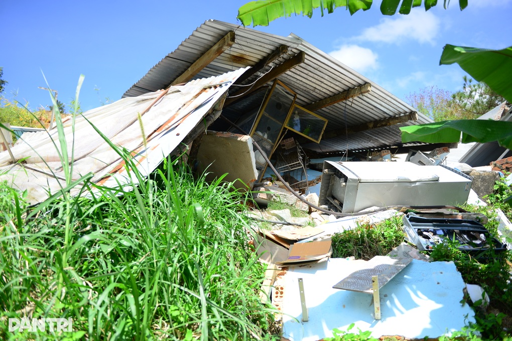 Lâm Đồng tìm cách san gạt quả đồi sạt lở như động đất - 2 Lâm Đồng tìm cách san gạt quả đồi sạt lở như động đất - 2