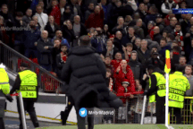 Cổ động viên Man Utd ném vật thể lạ về phía HLV Simeone