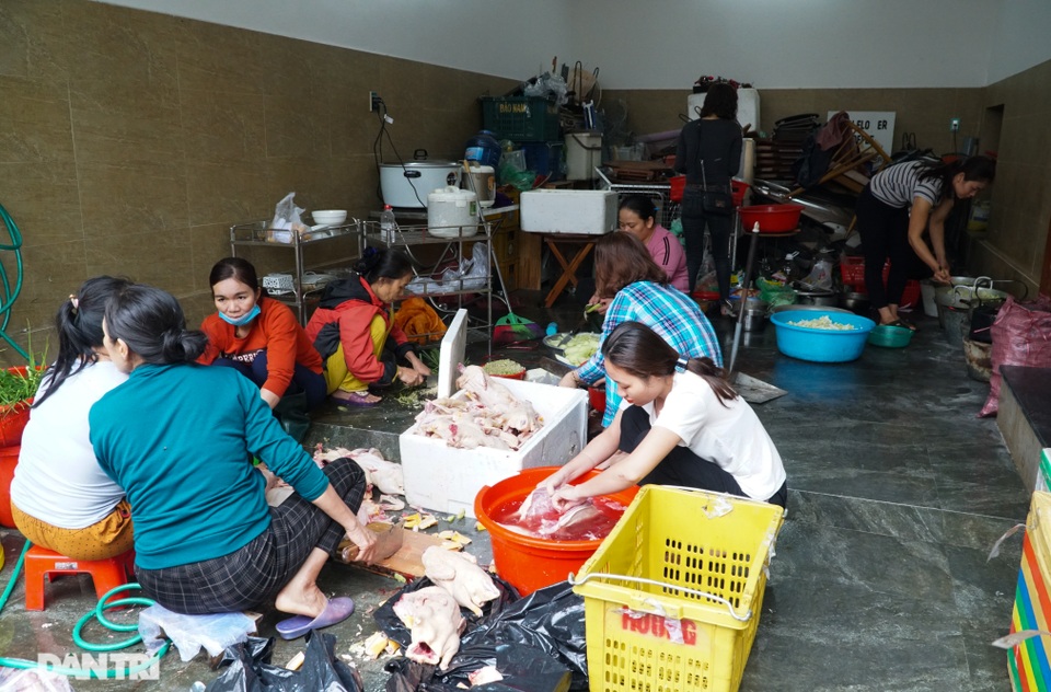Hàng nghìn suất cơm miễn phí ấm tình người trong mùa mưa lũ - 3 Hàng nghìn suất cơm miễn phí ấm tình người trong mùa mưa lũ - 3