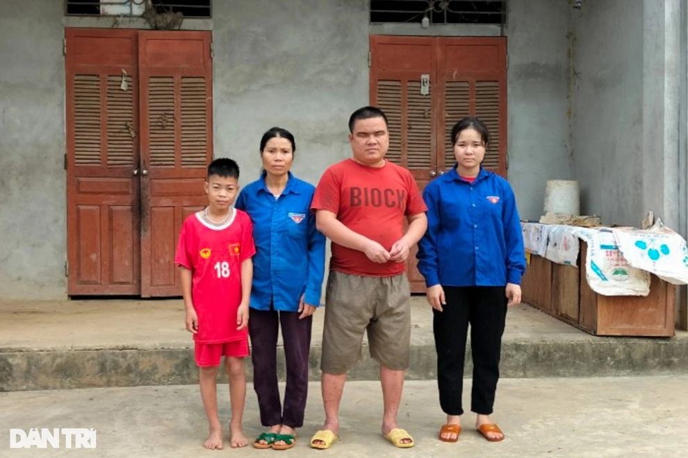 Bạn đọc giúp đỡ cặp chồng mù lòa, vợ thiểu năng hơn 100 triệu đồng - 2 Bạn đọc giúp đỡ cặp chồng mù lòa, vợ thiểu năng hơn 100 triệu đồng - 2