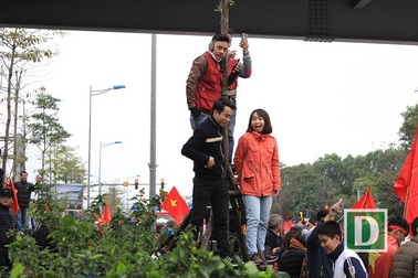 Người dân trèo lên cây, nhảy ra giữa đường... chào đón U23 Việt Nam trở về