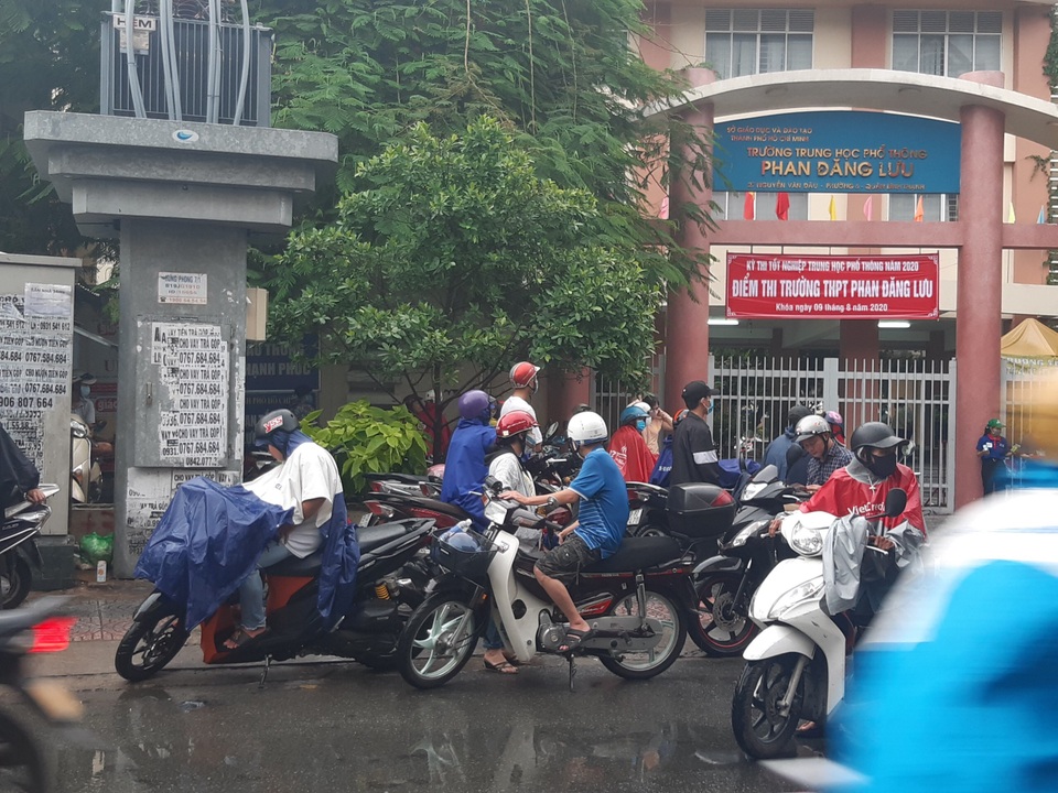 Phụ huynh Sài Gòn đội mưa chờ con thi xong môn Toán - 1 Phụ huynh Sài Gòn đội mưa chờ con thi xong môn Toán - 1