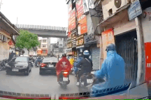 Người đi xe máy ngã lộn nhào vì chướng ngại vật không hiếm gặp trên đường