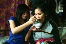 Mẹ bệnh nặng, đường đến giảng đường của các con trở nên chông gai