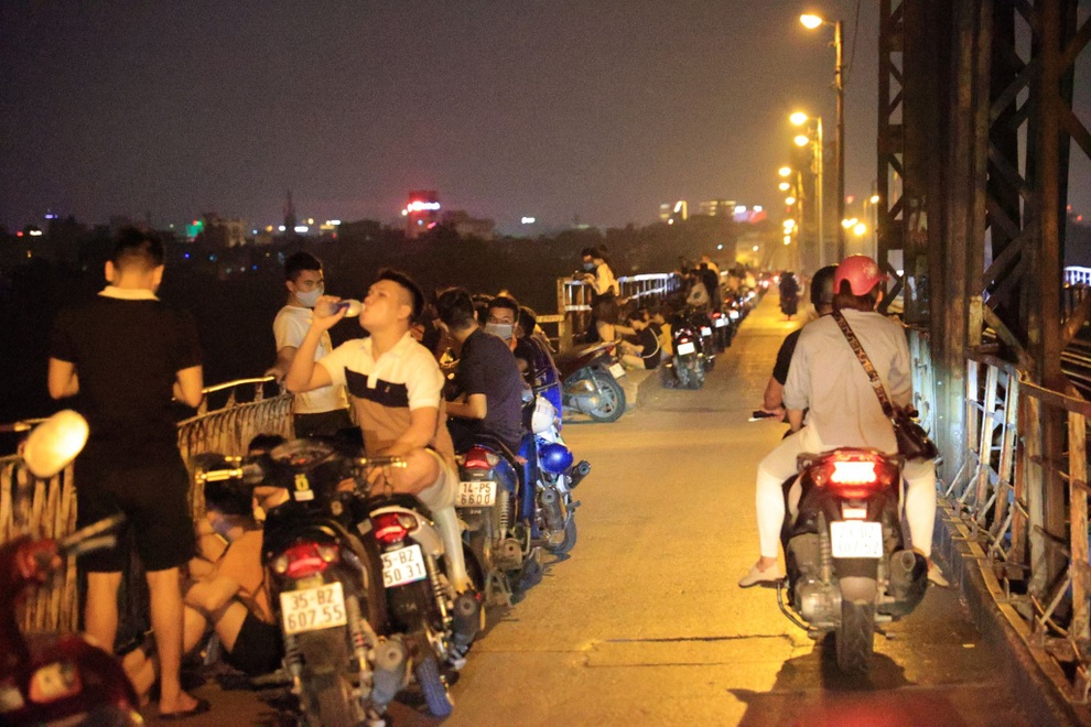Bất chấp khuyến cáo dịch: Giới trẻ vẫn tụ tập đông nghịt trên cầu Long Biên - 1 Bất chấp khuyến cáo dịch: Giới trẻ vẫn tụ tập đông nghịt trên cầu Long Biên - 1
