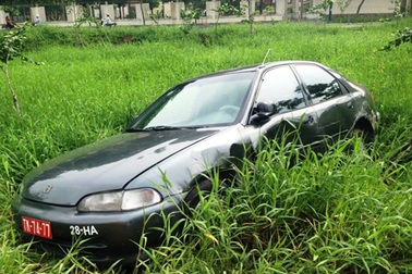 Xe biển đỏ bị xe container hất văng xuống hố