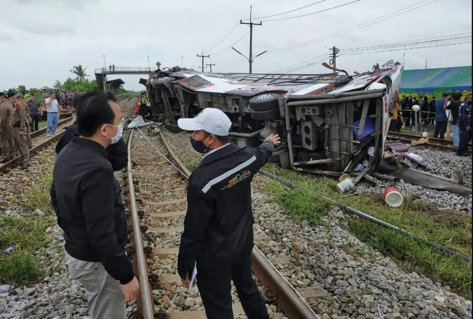 Tàu hỏa va chạm xe buýt ở Thái Lan, ít nhất 20 người chết - 5 Tàu hỏa va chạm xe buýt ở Thái Lan, ít nhất 20 người chết - 5