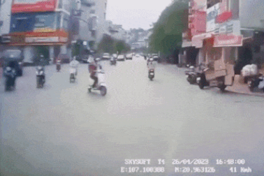 Nổi bật tuần qua: Ô tô lao vào nhà dân để tránh nữ sinh sang đường