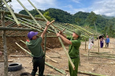 Công an, bộ đội dựng nhà tạm, giúp dân di dời khỏi vùng sạt lở