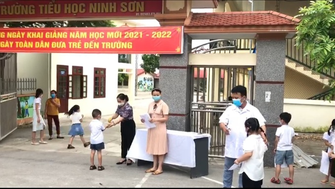 Năm học mới: Nhiều thay đổi ở phút chót do tình hình Covid-19 phức tạp - Ảnh 1.