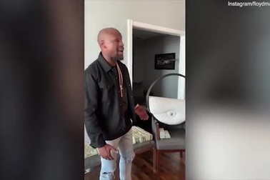 “Choáng” với màn khoe giàu của võ sĩ quyền anh