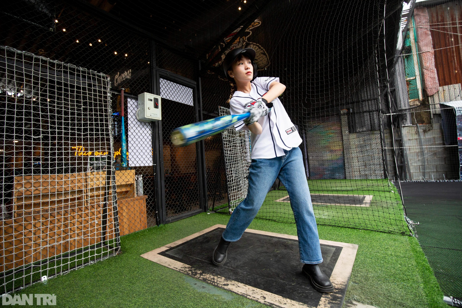 Đánh bóng chày trong lồng - trải nghiệm mới của giới trẻ TPHCM - 14 Đánh bóng chày trong lồng - trải nghiệm mới của giới trẻ TPHCM - 14