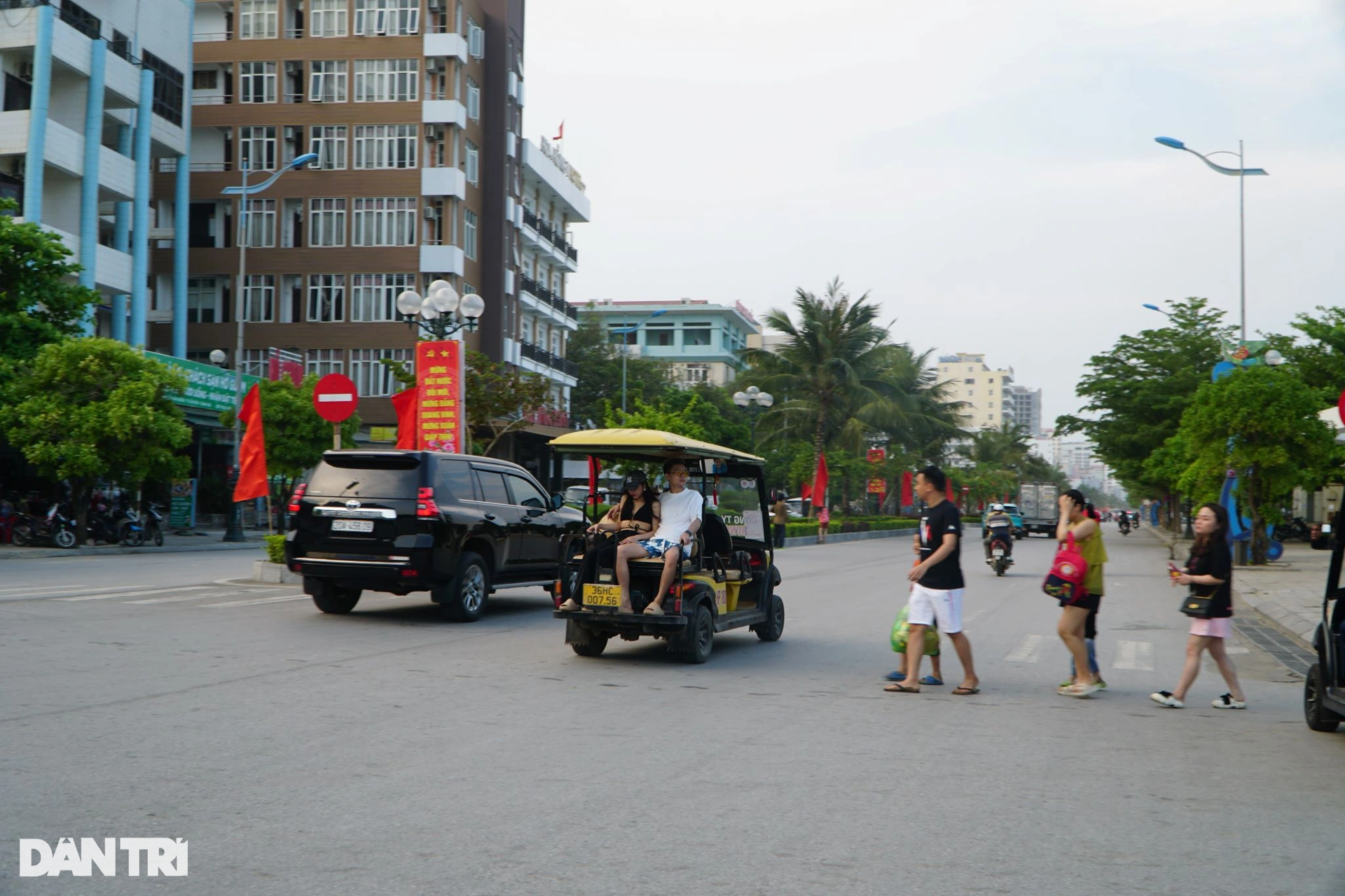 Biển Sầm Sơn đông nghịt trong ngày nắng nóng đầu hè - 9 Biển Sầm Sơn đông nghịt trong ngày nắng nóng đầu hè - 9