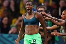 Cầu thủ nữ Nigeria gây sốc khi cởi áo ăn mừng