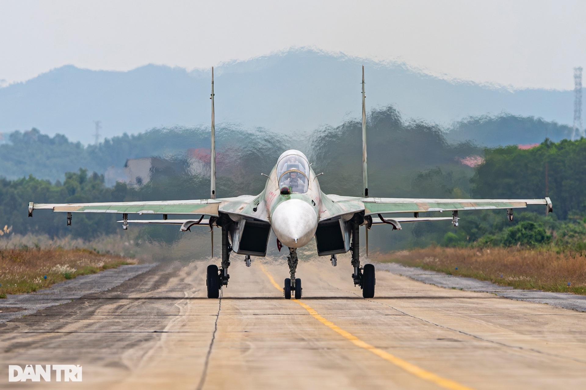 Những phi công huấn luyện hổ mang chúa SU-30MK2 tại Triển lãm Quốc phòng - 7 Những phi công huấn luyện hổ mang chúa SU-30MK2 tại Triển lãm Quốc phòng - 7