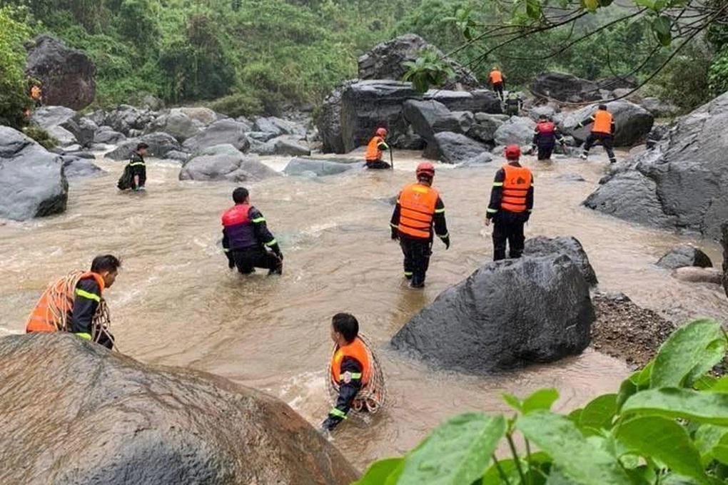 Lũ cuốn trôi 3 mẹ con ở Sơn La, 2 người mất tích - 2 Lũ cuốn trôi 3 mẹ con ở Sơn La, 2 người mất tích - 2