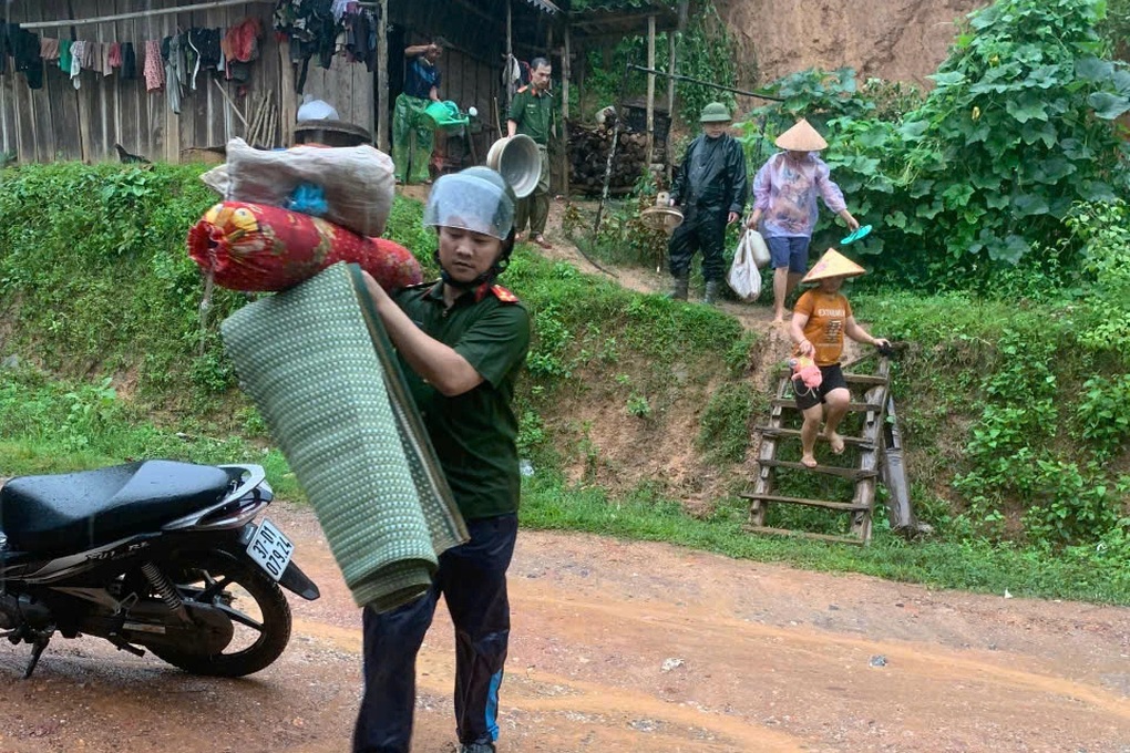 Công an, quân đội căng sức giúp dân di dời tài sản, tránh lũ quét - 2 Công an, quân đội căng sức giúp dân di dời tài sản, tránh lũ quét - 2