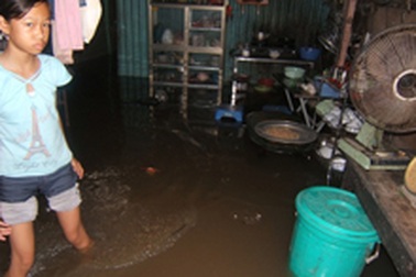 Đỉnh triều làm vỡ hàng loạt bờ bao, TPHCM ngập sâu